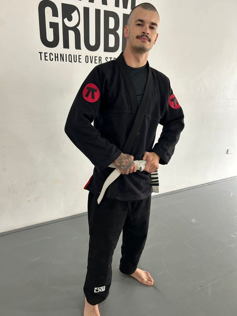 Atleta de Jiu Jitsu mostrando o Kimono Preto da KimonoLab