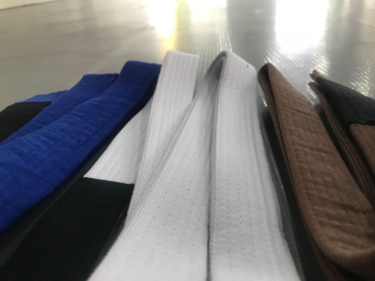 Faixas de Jiu Jitsu Branca, Azul e Marrom da KimonoLab