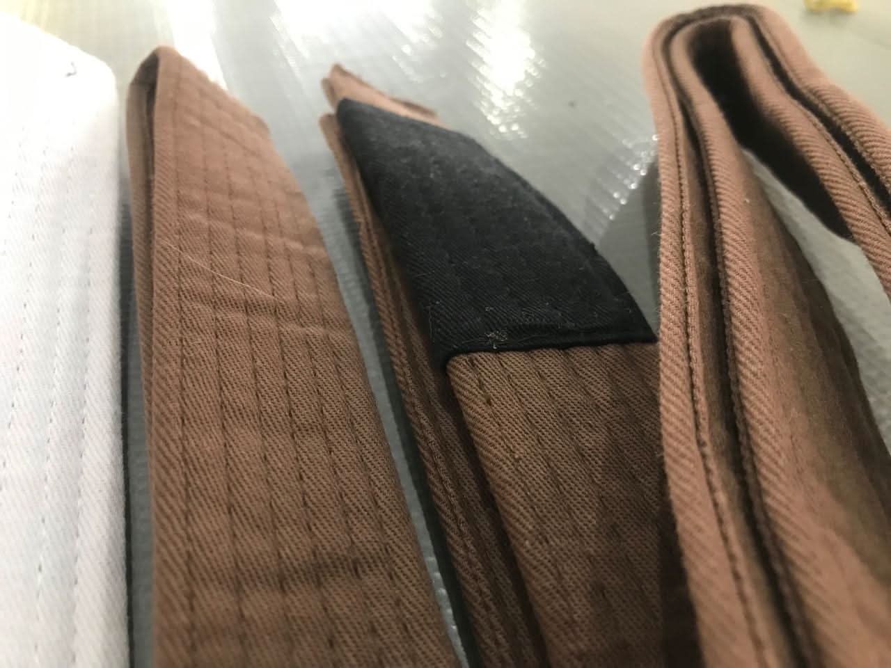 Faixa Premium Marrom de Jiu Jitsu da KimonoLab