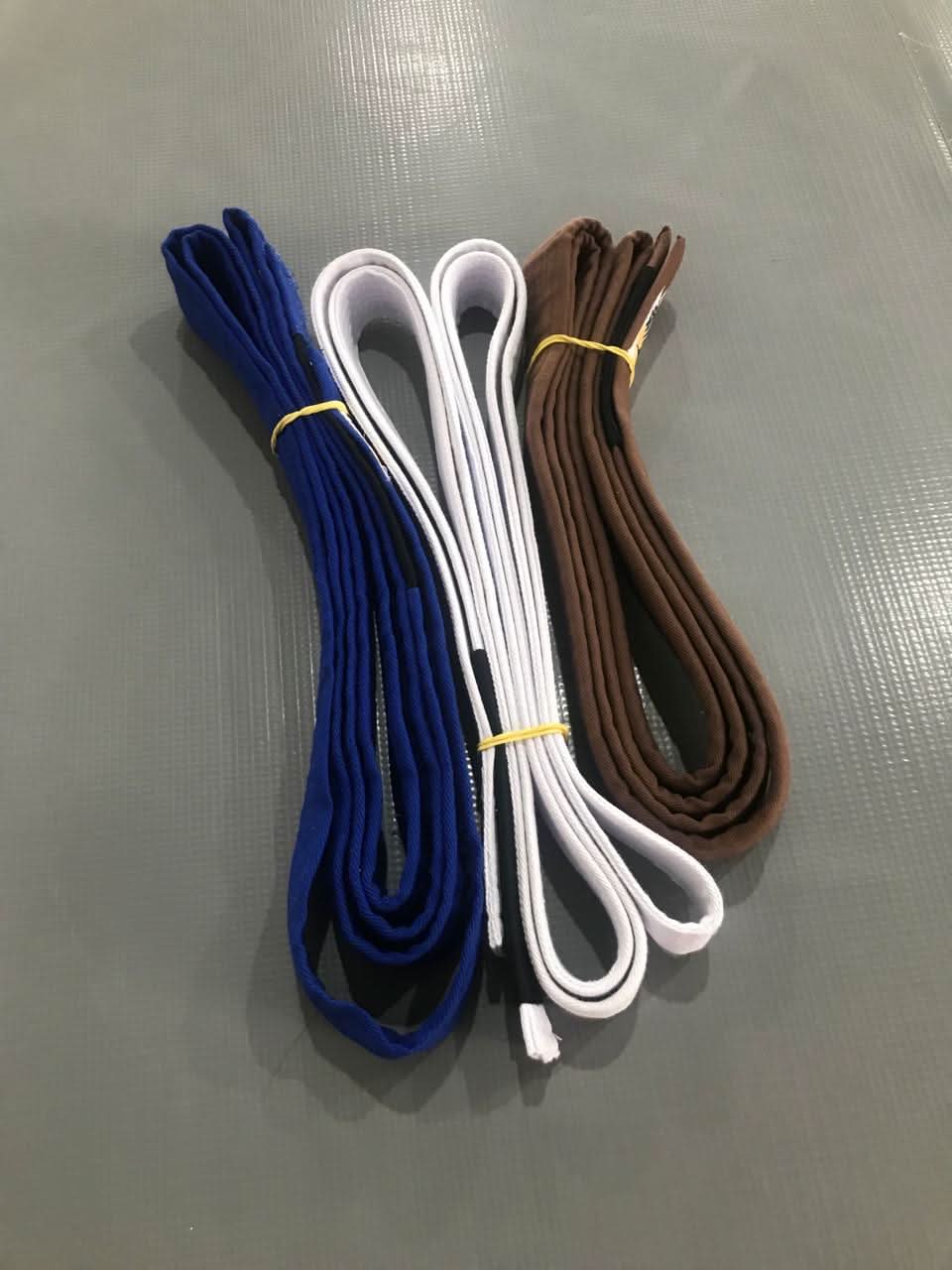 Faixa Premium Branca de Jiu Jitsu da KimonoLab Personalizadas