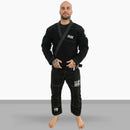 Atleta de Jiu Jitsu Faixa Preta mostrando um Kimono personalizado pela KimonoLab