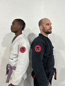 Modelos com Kimono Preto e Kimono Branco da KimonoLab Jiu Jitsu