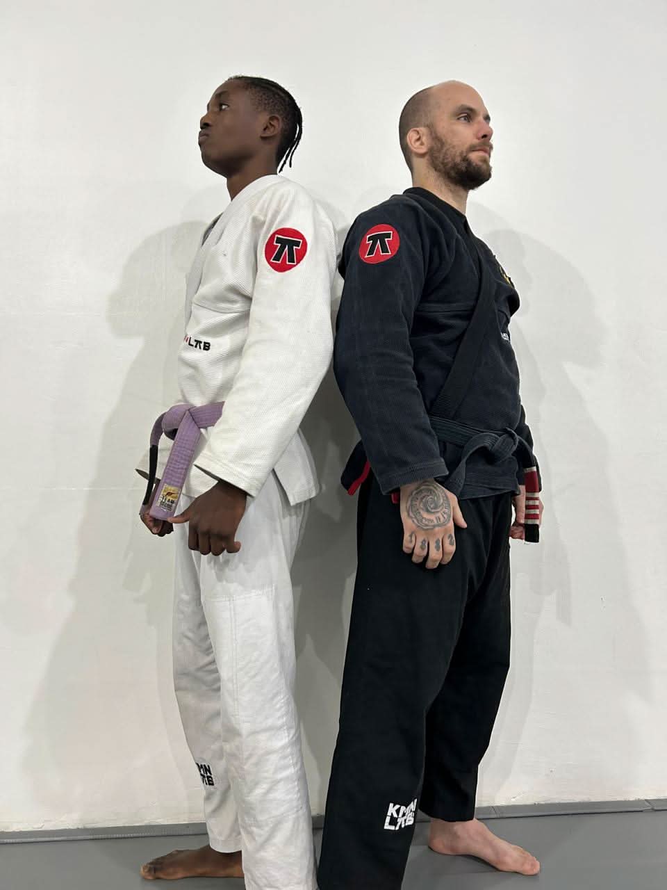 Modelos com Kimono Preto e Kimono Branco da KimonoLab Jiu Jitsu