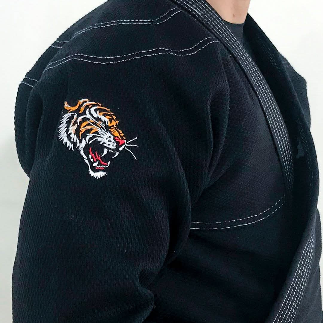 Kimono de Jiu Jitsu preto personalizado pela KimonoLab