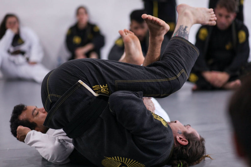 Atleta de Jiu Jitsu no Tatame com um Kimono Preto personalizado pela KimonoLab