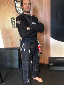 Atleta de Jiu Jitsu vestindo um Kimono Personalizado de Jiu Jitsu da KimonoLab