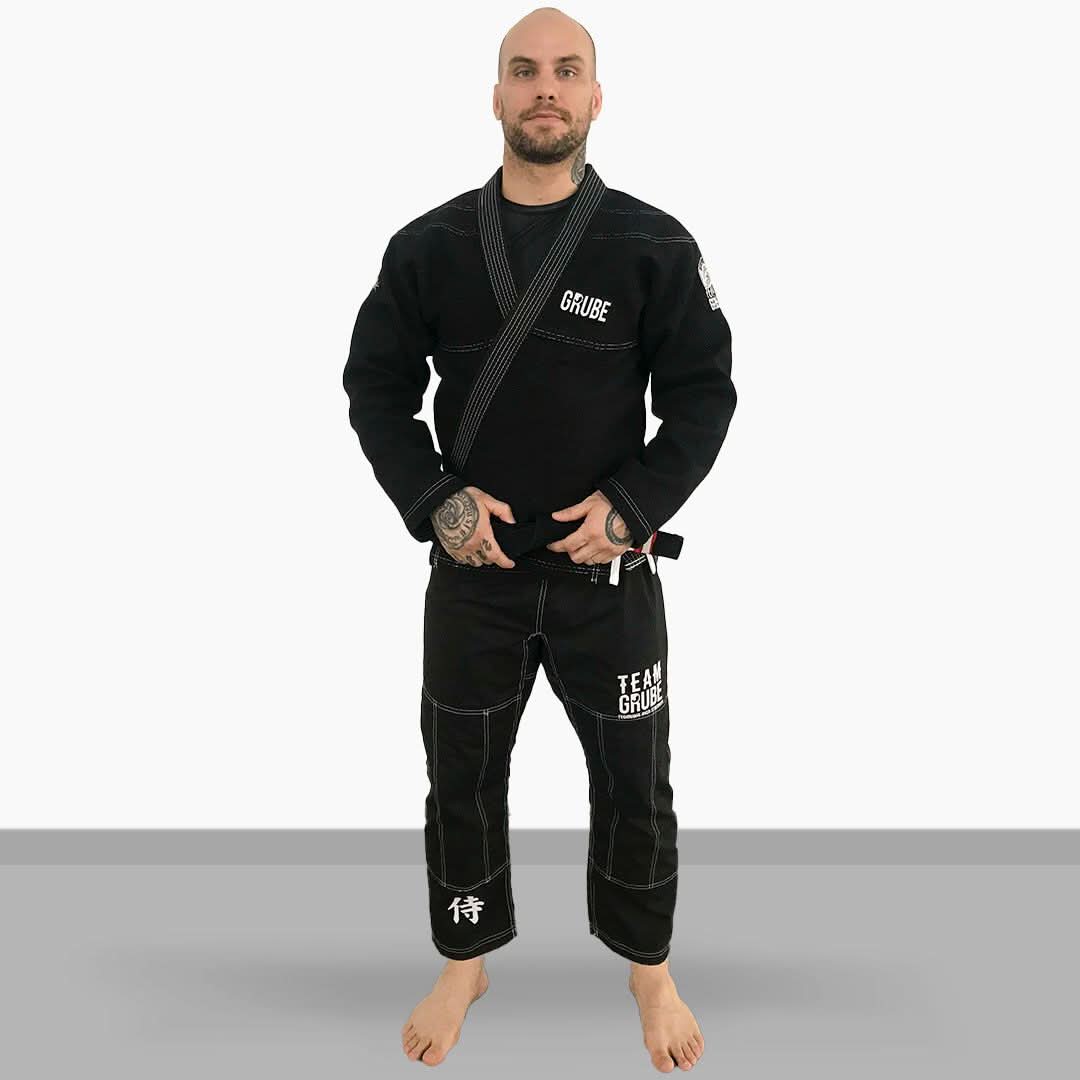 Atleta de Jiu Jitsu vestindo um Kimono Personalizado de Jiu Jitsu da KimonoLab