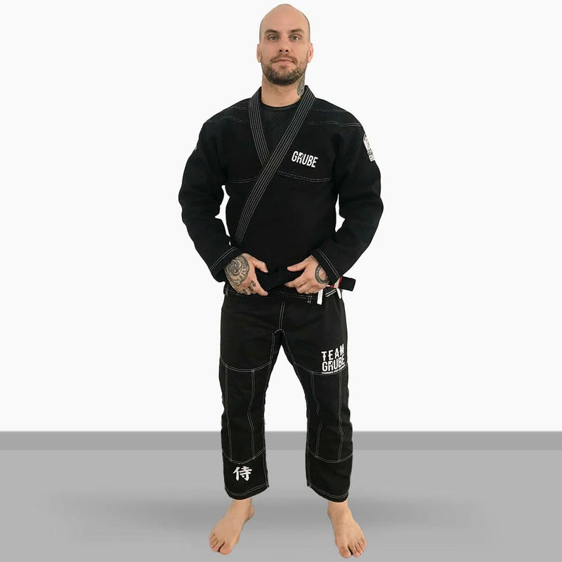 Atleta de Jiu Jitsu vestindo um Kimono Personalizado de Jiu Jitsu da KimonoLab