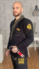 Atleta de Jiu Jitsu vestindo um Kimono Personalizado de Jiu Jitsu da KimonoLab