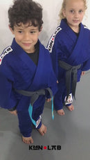 Vídeo demonstrativo dos Kimonos Infantis da KimonoLab cor Azul com dois atletas infantis da KimonoLab