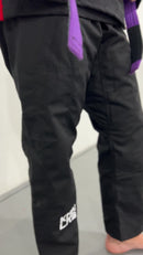 Vídeo demonstrativo mostrando o Kimono Preto Feminino de Jiu Jitsu da KimonoLab com uma atleta o vestindo